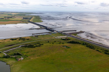 Sperrwerk- Schleusenanlagen Eider-Sperrwerk der WSV Wasser- und Schifffahrtsverwaltung des Bundes in Wesselburenerkoog in Tönning im Bundesland Schleswig-Holstein, Deutschland