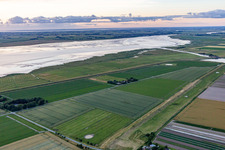 Schülpersieler Straße im Ortsteil Schülperweide in Wesselburenerkoog im Bundesland Schleswig-Holstein, Deutschland von einer Drohne aus