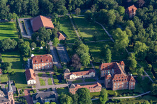 Luftbild von Gebäudekomplex des Weiterbildungs- und Bildungszentrums " Châteauform - Schloss Velen " an der Ramsdorfer Straße in Velen im Ortsteil Velen-Dorf im Bundesland Nordrhein-Westfalen, Deutschland