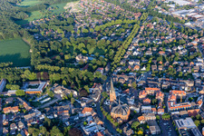 Kirche St. Gudula und Schloßpark von Haus Rhede im Ortsteil Altrhede im Bundesland Nordrhein-Westfalen, Deutschland