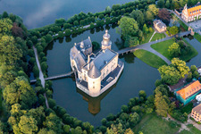 Luftbild von Gebäude des Weiterbildungs- und Bildungszentrums " Jugendburg Gemen " im Ortsteil Gemen in Borken im Bundesland Nordrhein-Westfalen, Deutschland