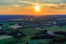 Sonnenuntergang im Ortsteil Specking in Dorsten im Bundesland Nordrhein-Westfalen, Deutschland