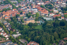 Luftbild von Wasserschloss und Schloßgarten in Ahaus im Bundesland Nordrhein-Westfalen, Deutschland