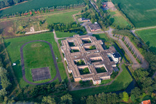 Luftbild von Gefängnis- Gelände und Sicherheitsumzäunung der Justizvollzugsanstalt Justizvollzugsanstalt in Rekken in Gelderland, Niederlande