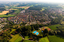Ortsansicht aus Süden mit Freibad Velen und Campingplatz Tiergarten im Ortsteil Velen-Dorf im Bundesland Nordrhein-Westfalen, Deutschland