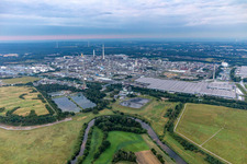 Gebäude und Produktionshallen auf dem Werksgelände des Chemieproduzenten Chemiepark Marl an der Paul-Baumann Straße in Marl im Ortsteil Chemiezone im Bundesland Nordrhein-Westfalen, Deutschland
