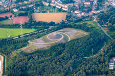 Rekultivierungs- Gelände mit Hügel der ehemaligen Bergbau- Halde Rheinelbe und heutigem Wandergebiet im Ortsteil Ückendorf in Gelsenkirchen im Bundesland Nordrhein-Westfalen, Deutschland