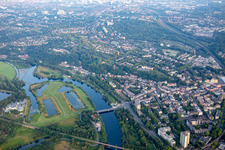 Kurvenförmige Schleife der Uferbereiche am Ruhrbogen der Ruhrhalbinsel Überruhr Flußverlauf in Essen im Ortsteil Bergerhausen im Bundesland Nordrhein-Westfalen, Deutschland