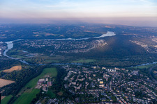 Kurvenförmige Schleife der Uferbereiche am Ruhrbogen der Ruhrhalbinsel Überruhr Flußverlauf in Essen-Hinsel im Ortsteil Überruh-Hinsel im Bundesland Nordrhein-Westfalen, Deutschland
