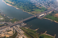 Streckenführung und Fahrspuren im Verlauf der Autobahn- Brücke der BAB A1 in Leverkusen im Ortsteil Merkenich in Köln im Bundesland Nordrhein-Westfalen, Deutschland