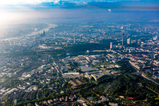Stadtzentrum im Innenstadtbereich am Ufer des Flußverlaufes in Köln im Ortsteil Altstadt im Bundesland Nordrhein-Westfalen, Deutschland