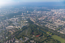 Parkanlage Blücherpark mit Regattabecken im Ortsteil Bilderstöckchen in Köln im Bundesland Nordrhein-Westfalen, Deutschland