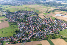 Ortsansicht am Rande von landwirtschaftlichen Feldern und Nutzflächen in Degerschlacht in Reutlingen im Bundesland Baden-Württemberg, Deutschland