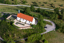 Luftaufnahme von Kirchengebäude der Kapelle Wurmlinger Kapelle - St. Remigius Kapelle im Ortsteil Wurmlingen in Rottenburg am Neckar im Bundesland Baden-Württemberg, Deutschland