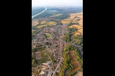 Dorfkern an den Fluß- Uferbereichen des Rhein in Mothern in Grand Est im Bundesland Bas-Rhin, Frankreich