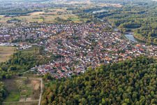 Luftbild von Ortskern am Uferbereich des Altrhein - Flußverlaufes in Plittersdorf in Rastatt im Bundesland Baden-Württemberg, Deutschland