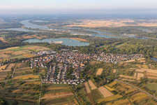 Dorfkern an den Fluß- Uferbereichen des Rhein in Wintersdorf in Rastatt im Bundesland Baden-Württemberg, Deutschland