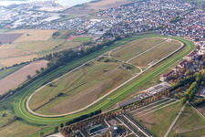 Luftaufnahme von Rennstrecke der Rennbahn Iffezheim in Iffezheim im Bundesland Baden-Württemberg, Deutschland