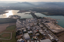 Industrie- und Gewerbegebiet Ost am Kühlsee mit ELMAKO GmbH & Co. KG, Kronimus AG Betonsteinwerk, IKE Iffezheimer Kies- und Edelsplittwerk Max Kern GmbH & Co. KG,BKG Transportbeton GmbH + Co. KG und SWA Südwest Asphalt GmbH & Co. KG in Iffezheim im Bundesland Baden-Württemberg, Deutschland
