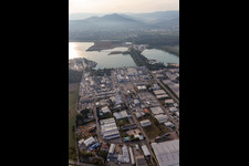 Luftbild von Industrie- und Gewerbegebiet Ost am Kühlsee mit ELMAKO GmbH & Co. KG, Kronimus AG Betonsteinwerk, IKE Iffezheimer Kies- und Edelsplittwerk Max Kern GmbH & Co. KG,BKG Transportbeton GmbH + Co. KG und SWA Südwest Asphalt GmbH & Co. KG in Iffezheim im Bundesland Baden-Württemberg, Deutschland