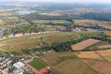 Luftbild von Rennbahn in Iffezheim im Bundesland Baden-Württemberg, Deutschland