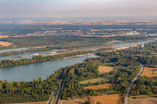 Schleusenanlagen des Wasser und Schifffahrtsamt Freiburg und der EnBW Energie Baden-Württemberg AG, Rheinkraftwerk Iffezheim am Ufer der Wasserstraße Rhein in Iffezheim, Deutschland