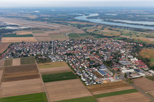 Dorfkern an den Fluß- Uferbereichen Rhein in Hügelsheim im Bundesland Baden-Württemberg, Deutschland