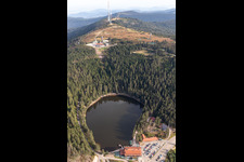 Bergrettungsstation Hornisgrinde (höchster Gibfel des N-Schwarzwalds) und Bergrettungsstation Hornisgrinde - Karl-Speck Hütte, Hornisgrindeturm, Bismarckturm, Sendemast und Grinde Hütte über dem Mummelsee an der Schwarzwaldhochstraße B500 in Seebach im Ortsteil Obersasbach in Sasbach im Bundesland Baden-Württemberg, Deutschland