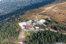 Bergrettungsstation Hornisgrinde (höchster Gipfel des N-Schwarzwalds) und Bergrettungsstation Hornisgrinde - Karl-Speck Hütte, Hornisgrindeturm, Bismarckturm und Grinde Hütte in Seebach im Ortsteil Obersasbach in Sasbach im Bundesland Baden-Württemberg, Deutschland