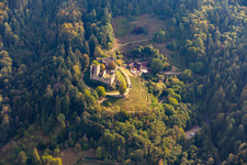 Luftbild von Ruine Schauenburg und Burgwirtschaft in Oberkirch im Bundesland Baden-Württemberg, Deutschland