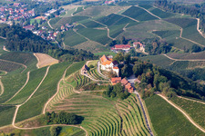 Luftaufnahme von Gebäude des Weinguts und Restaurants Schloss Staufenberg in Durbach im Ortsteil Heimbach im Bundesland Baden-Württemberg, Deutschland
