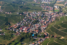 Felder einer Weinbergs- Landschaft der Winzer- Gebiete in Durbach Dorfkern im Ortsteil Hilsbach im Bundesland Baden-Württemberg, Deutschland