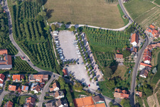 Wohnwagen und Wohnmobile auf dem Wohnmobilstellplatz Festplatz in Durbach im Ortsteil Hilsbach im Bundesland Baden-Württemberg, Deutschland
