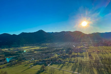 Sonnenaufgang über dem Isartal in Lenggries im Bundesland Bayern, Deutschland