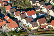 Pfarrer-Frey-Straße von Westen in Hatzenbühl im Bundesland Rheinland-Pfalz, Deutschland