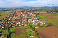 Dorfansicht aus Osten in Minfeld im Bundesland Rheinland-Pfalz, Deutschland