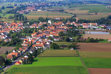 Hauptstraße von Osten in Minfeld im Bundesland Rheinland-Pfalz, Deutschland