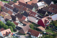 Ortsteil Heuchelheim in Heuchelheim-Klingen im Bundesland Rheinland-Pfalz, Deutschland von oben gesehen