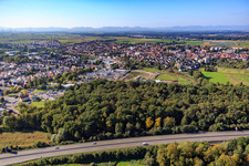 Bienwaldstadt aus Südosten jenseits der A65 in Kandel im Bundesland Rheinland-Pfalz, Deutschland
