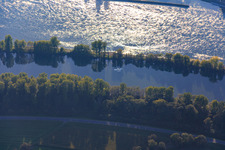Sportflugzeug über dem Rhein in Altlußheim im Bundesland Baden-Württemberg, Deutschland