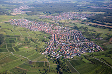 Ortsansicht der Straßen und Häuser der Wohngebiete im Ortsteil Rettigheim in Mühlhausen im Bundesland Baden-Württemberg, Deutschland