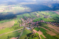 Dorf - Ansicht am Rande von landwirtschaftlichen Feldern und Nutzflächen in Schollbrunn in Waldbrunn im Bundesland Baden-Württemberg, Deutschland