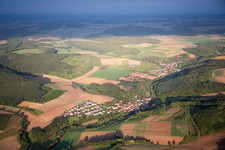 Dorf - Ansicht am Rande von landwirtschaftlichen Feldern und Nutzflächen im Ortsteil Lindelbach in Wertheim im Bundesland Baden-Württemberg, Deutschland