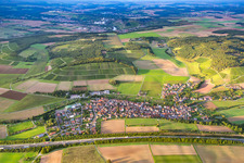 Dorf - Ansicht hinter der Autobahn A3 am Rande von landwirtschaftlichen Feldern und Nutzflächen im Ortsteil Dertingen in Wertheim im Bundesland Baden-Württemberg, Deutschland