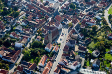 Kirchengebäude Katholische Pfarrkirche St. Kilian im Altstadt- Zentrum der Innenstadt in Hallstadt im Bundesland Bayern, Deutschland