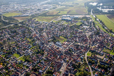 Ortsansicht der Straßen und Häuser der Wohngebiete in Hallstadt im Bundesland Bayern, Deutschland