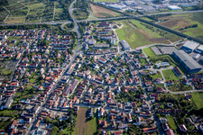 Luftbild von Ortsansicht der Straßen und Häuser der Wohngebiete in Hallstadt im Bundesland Bayern, Deutschland