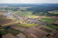 Dorf - Ansicht am Rande von landwirtschaftlichen Feldern und Nutzflächen in Unterhaid in Oberhaid im Bundesland Bayern, Deutschland