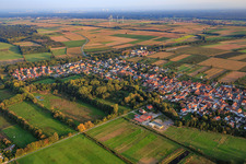 Luftbild von Dorfansicht von Nordwesten in Billigheim-Ingenheim im Bundesland Rheinland-Pfalz, Deutschland