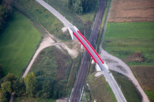Luftbild von Baustelle zum Neubau- Viadukt des Bahn- Brückenbauwerk zur Streckenführung der Bahn- Gleise über den Marne-Rhein Kanal in Eckwersheim in Grand Est im Bundesland Bas-Rhin, Frankreich